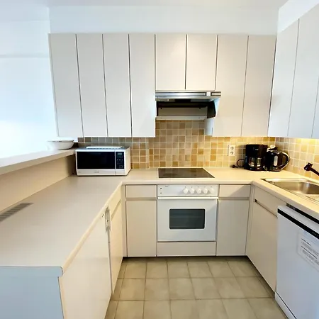 Beachside Modern Retreat דירה