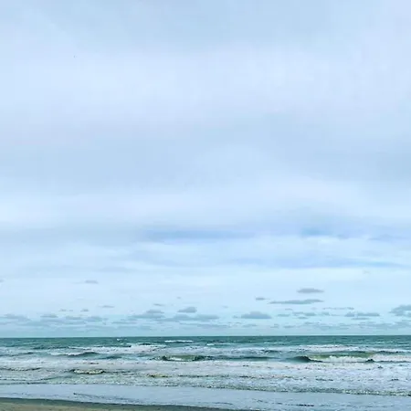 דירה Beachside Modern Retreat